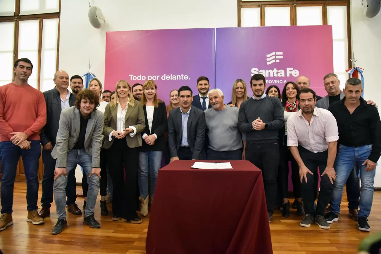 Pullaro entregó partidas para infancias y adolescentes con incrementos de hasta el 500%