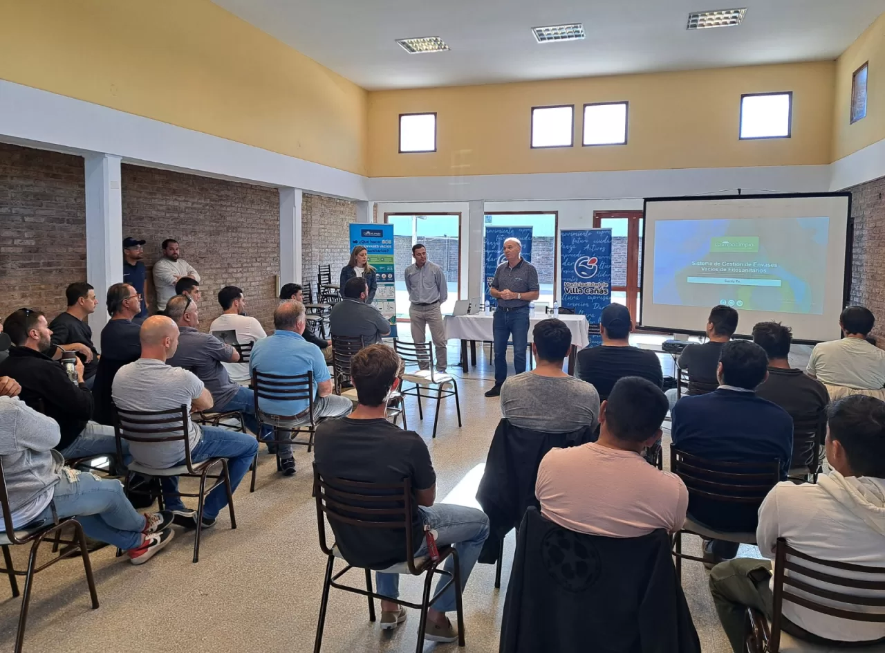 Villa Cañás: Se realizó capacitación de fitosanitarios para operarios de equipos terrestres