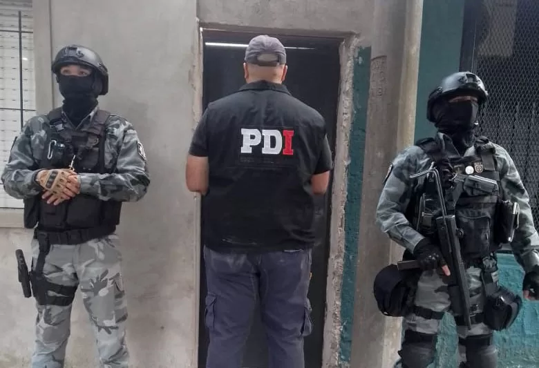 Rosario y Villa Gobernador Gálvez: PDI aprehendió a cinco hombres y a once mujeres por amenazas extorsivas