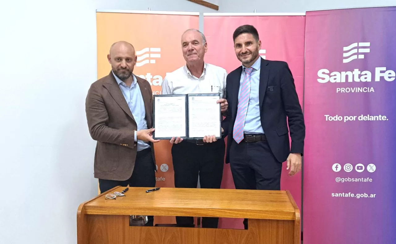 Villa Cañás: Gizzi firmó el convenio del Programa Caminos Productivos