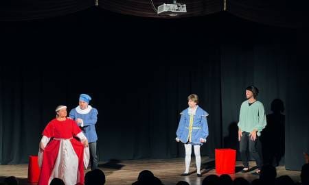 Teodelina disfrutó del teatro con humor en la obra Rumero y Jolieta