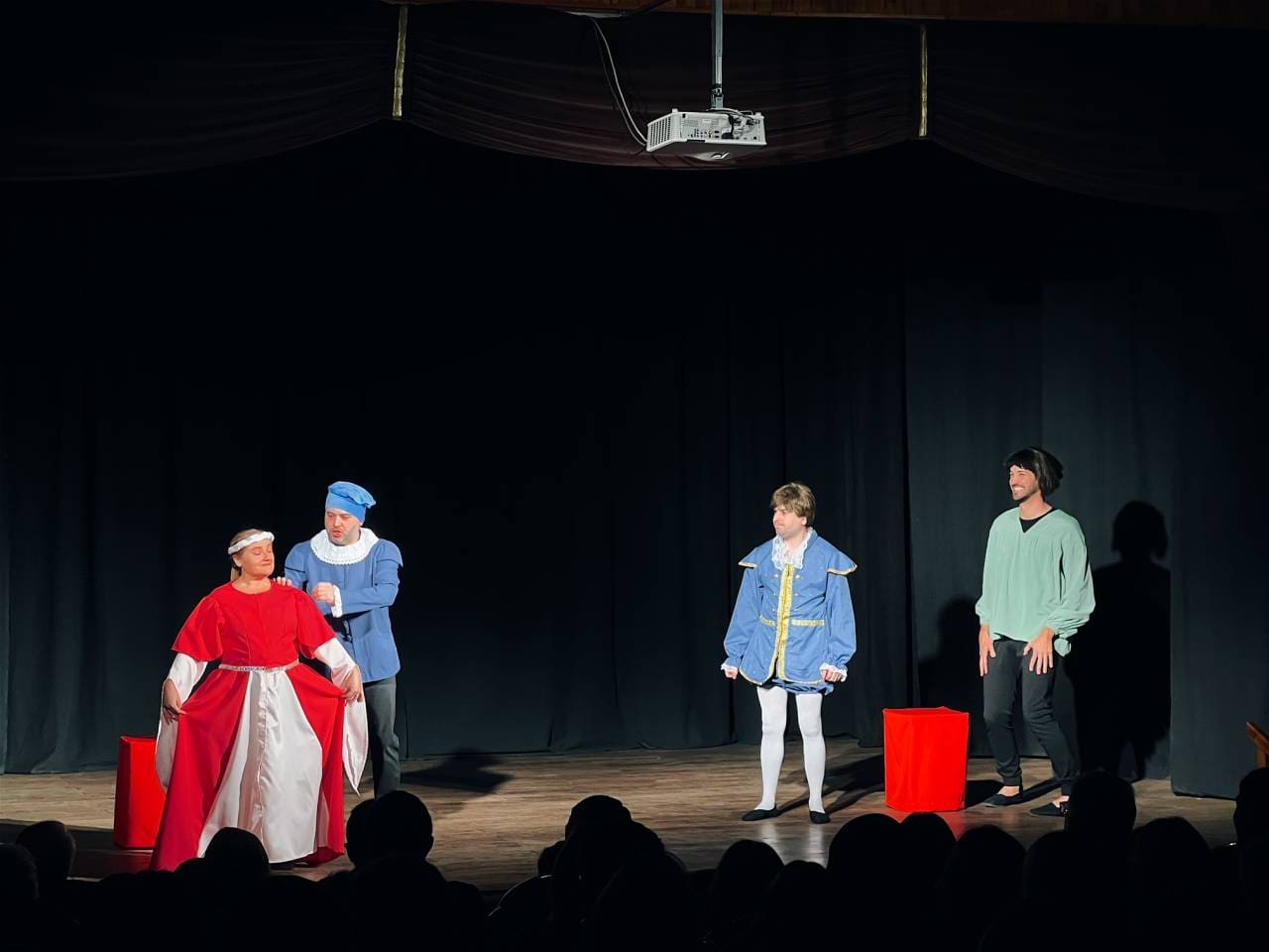 Teodelina disfrutó del teatro con humor en la obra Rumero y Jolieta
