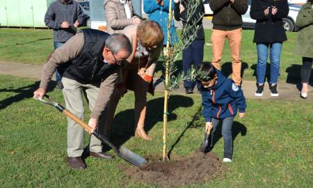 Villa Cañás: La Sociedad Española en sus 120 Años inauguró el Bosquecillo de los Inmigrantes