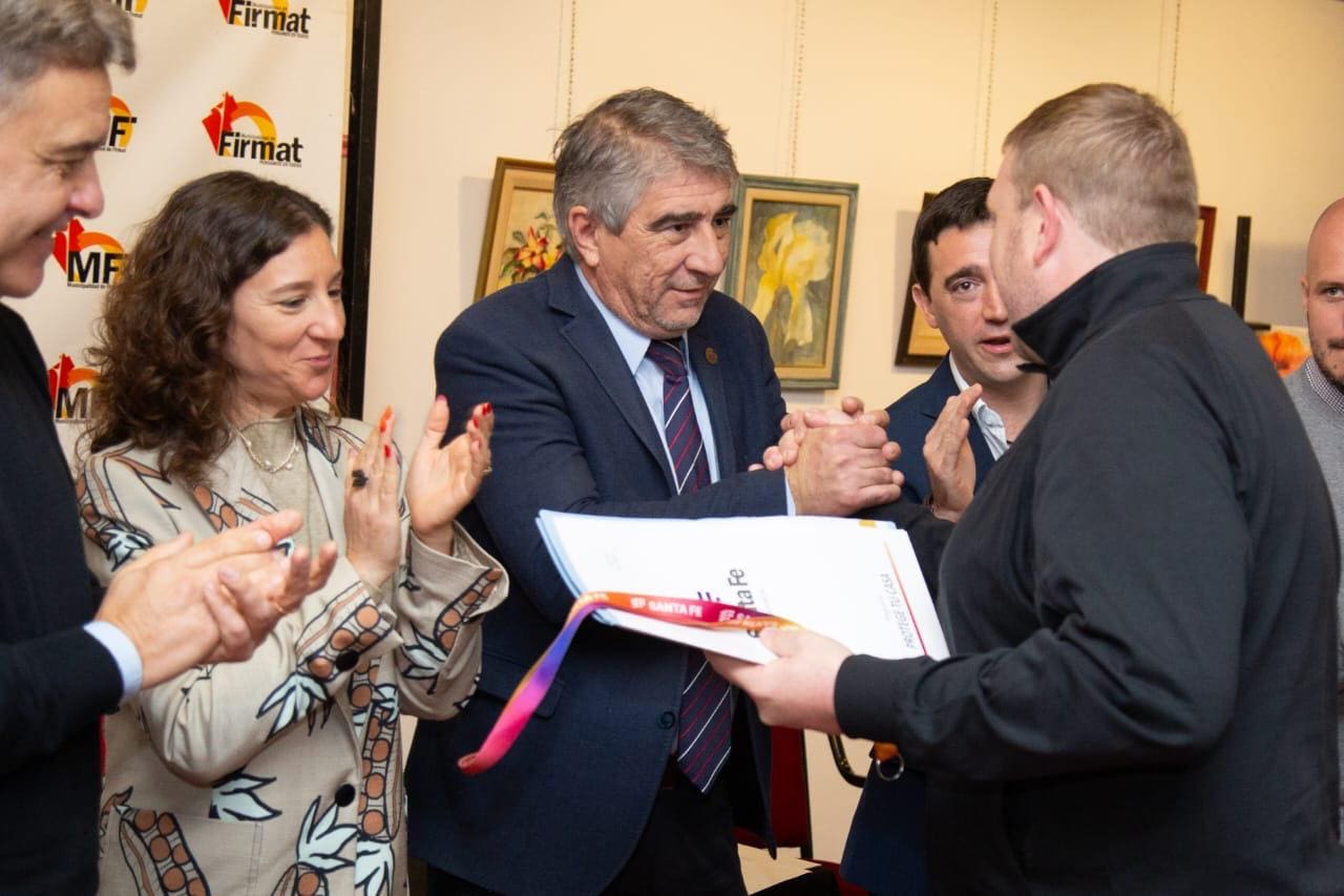 Provincia entregó aportes y firmó convenios en el departamento General López