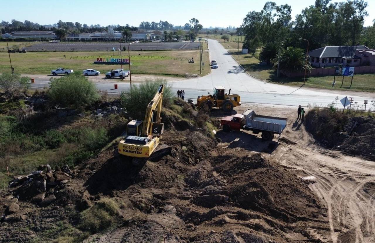 Melincué: El Gobierno Provincial inició el corrimiento del viejo terraplén de piedras de la Ruta 90 sobre la laguna