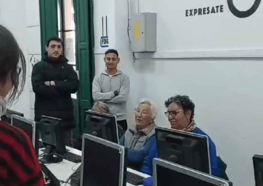 Santa Isabel impulsa la inclusión de adultos mayores en la vida social y tecnológica