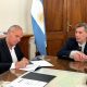 Villa Cañás: El intendente Gizzi firmó un convenio para la compra de una niveladora de arrastre y un tractor