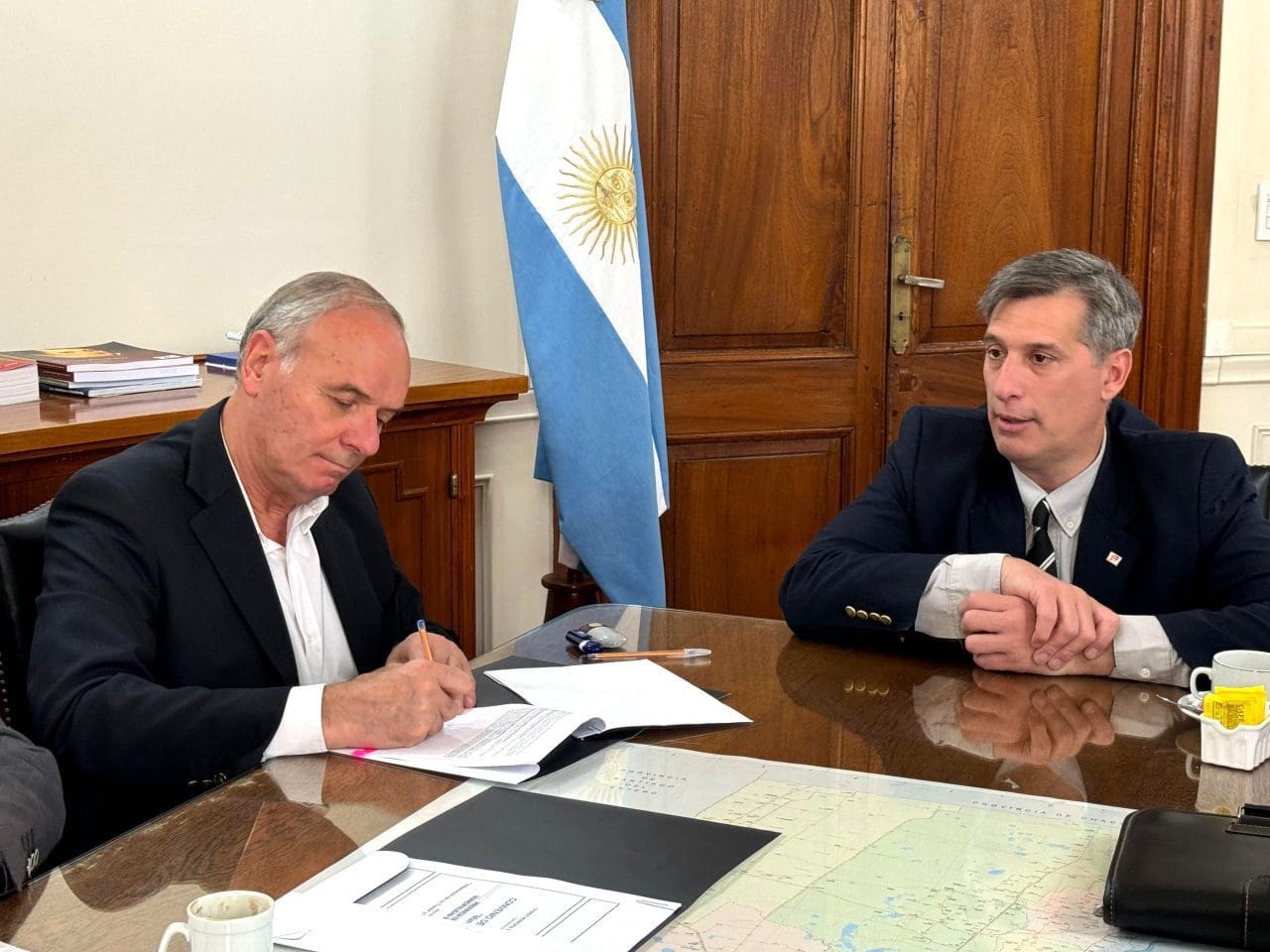 Villa Cañás: El intendente Gizzi firmó un convenio para la compra de una niveladora de arrastre y un tractor