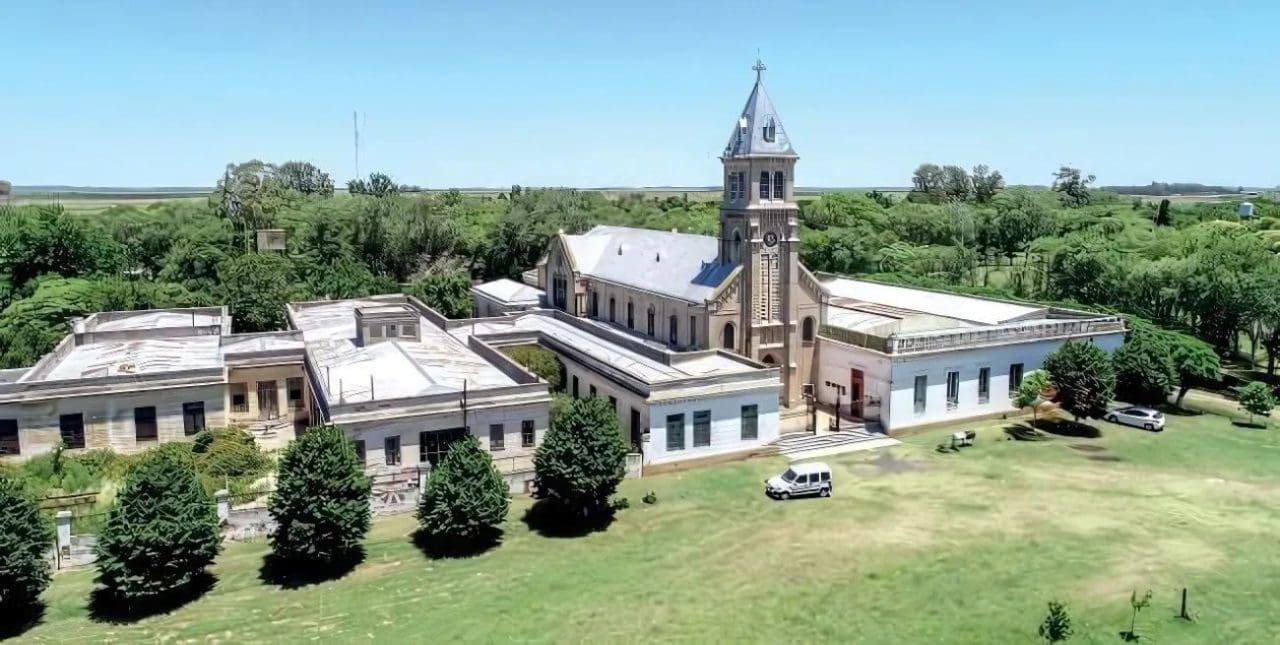 Galnares: La Iglesia Cristo Redentor y el Convento franciscano de Aarón Castellanos ya son patrimonio de Santa Fe
