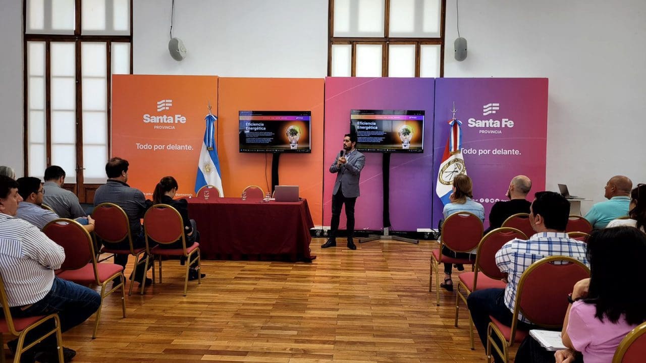 Provincia organizó una jornada de innovación y energías renovables para cooperativas eléctricas