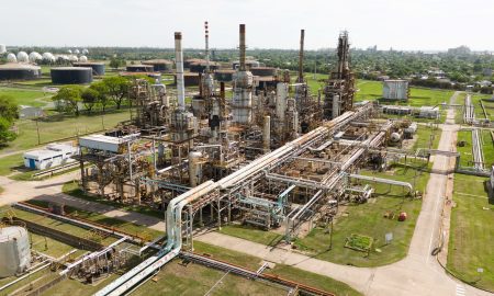 Buscan reactivar la refinería San Lorenzo YPF y convertirla en planta de biocombustible para aviones