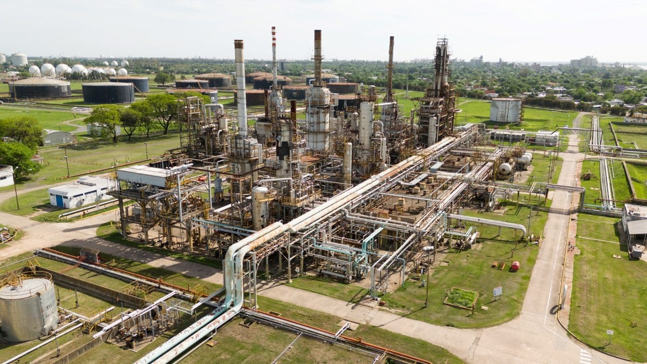 Buscan reactivar la refinería San Lorenzo YPF y convertirla en planta de biocombustible para aviones