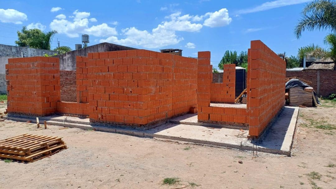 La senadora Di Gregorio celebra el progreso habitacional en Elortondo