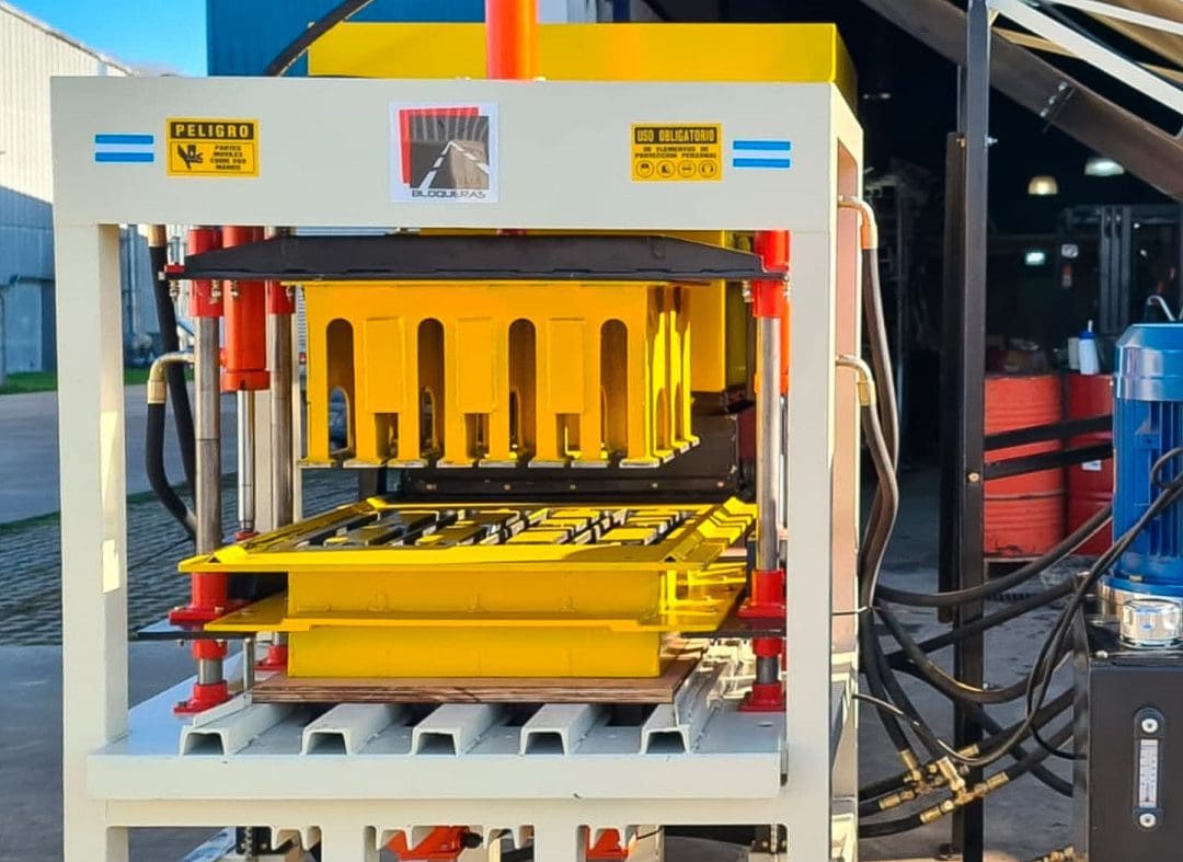 María Teresa apuesta al desarrollo con la compra de moderna máquina adoquinera y de ladrillos block