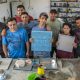 Jóvenes de Parada Oeste fabrican baldosas para la municipalidad