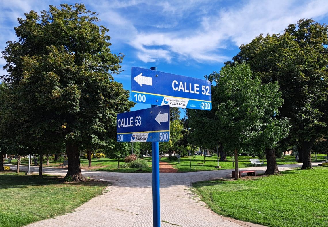 Villa Cañás: Comenzó la instalación de los nuevos nomencladores en calles de la ciudad