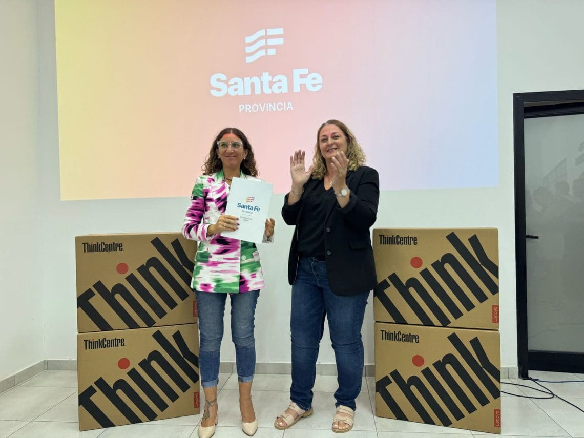 La ministra de Salud, Silvia Ciancio, brindó detalles del Programa FonRes en un encuentro con presidentes comunales e intendentes. También anunció una inversión superior a los 62 millones de pesos en el sistema eléctrico del Hospital de Venado Tuerto y realizó la primera entrega computadoras para centros de salud y SAMCo.