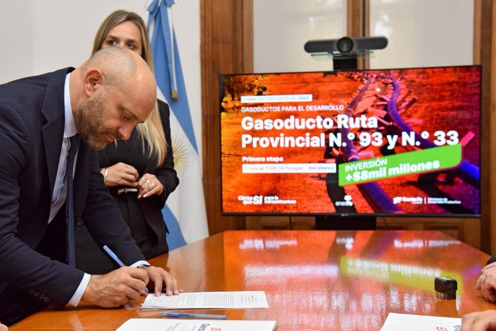 Provincia firmó el contrato para el inicio de la obra del Gasoducto de la Ruta Provincial Nº 93
