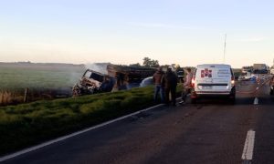 Elortondo: Una ambulancia chocó con un camión, murieron un médico y el chofer