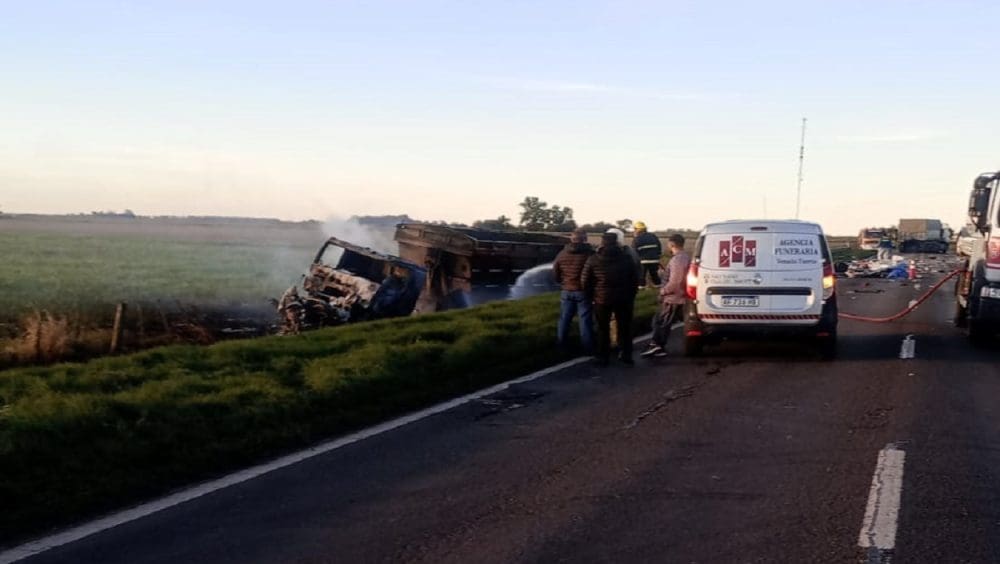 Elortondo: Una ambulancia chocó con un camión, murieron un médico y el chofer