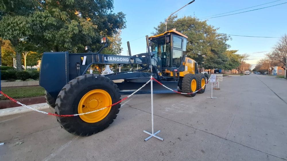 Santa Isabel incorpora una motoniveladora 0 km tras 50 años