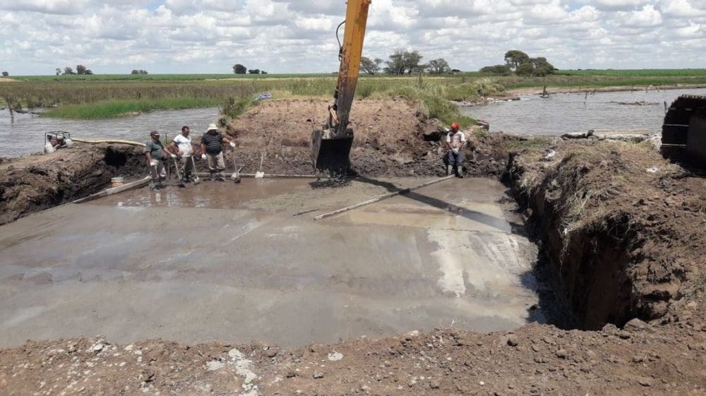 La Provincia avanza con las obras de regulación hídrica de las lagunas Las Encadenadas y la recuperación de caminos en Villa Cañás