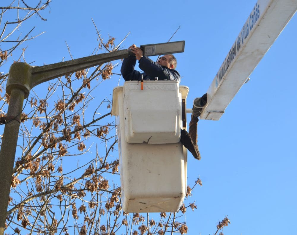 Villa Cañás: Comenzó la tercera etapa de colocación de luminarias LEDs