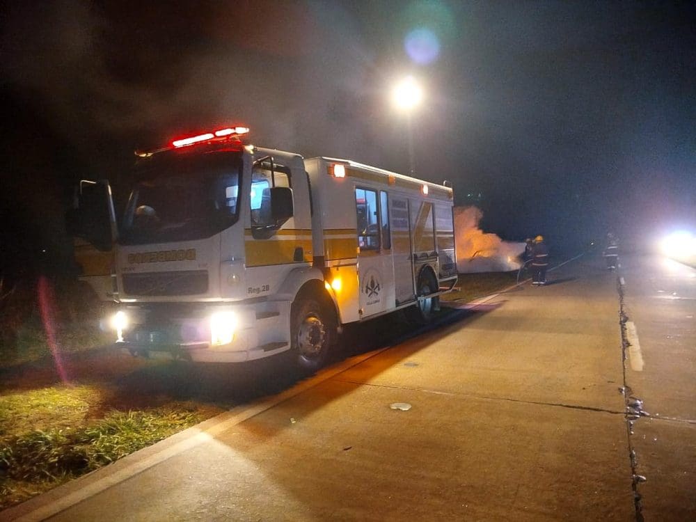 Incendio de vehículo en Ruta Provincial 94 movilizó a Bomberos de Villa Cañás y Teodelina