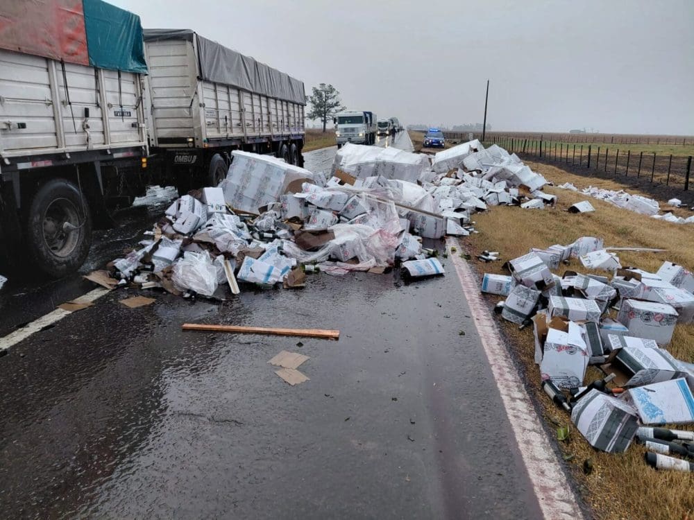 Ruta Nacional 33: Un camión despistó y volcó su carga a la altura del cruce de Elortondo