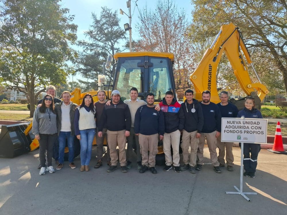 Santa Isabel incorporó una nueva retropala 0 km para reforzar el trabajo comunal