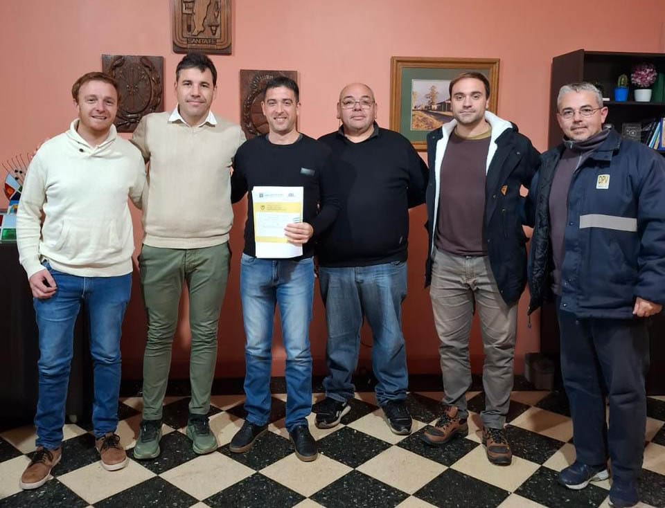 Santa Isabel: Pablo Giorgis firmó un convenio para el alteo del camino que bordea la laguna El Aljibe