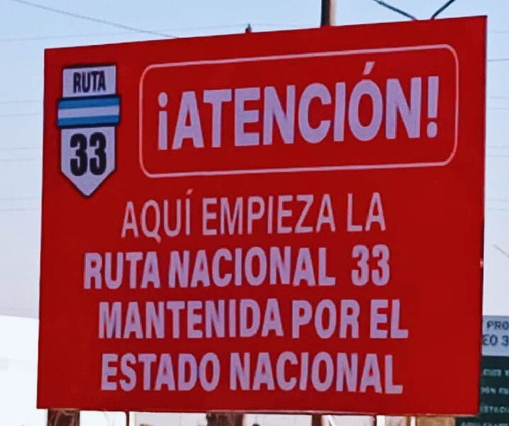 Firmat: Apareció un cartel advirtiendo la responsabilidad del estado de Ruta 33