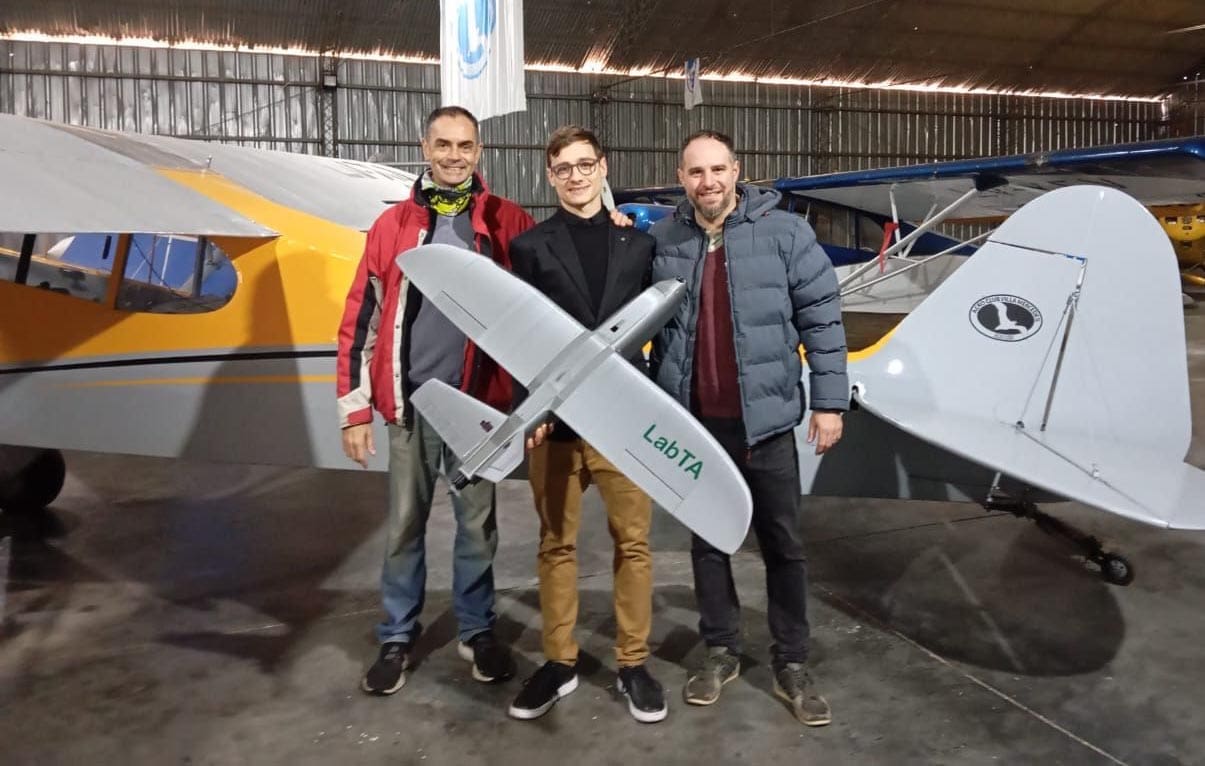 Orgullo de Villa Cañás: Joven ingeniero desarrolló un dron para monitoreo y prevención de incendios
