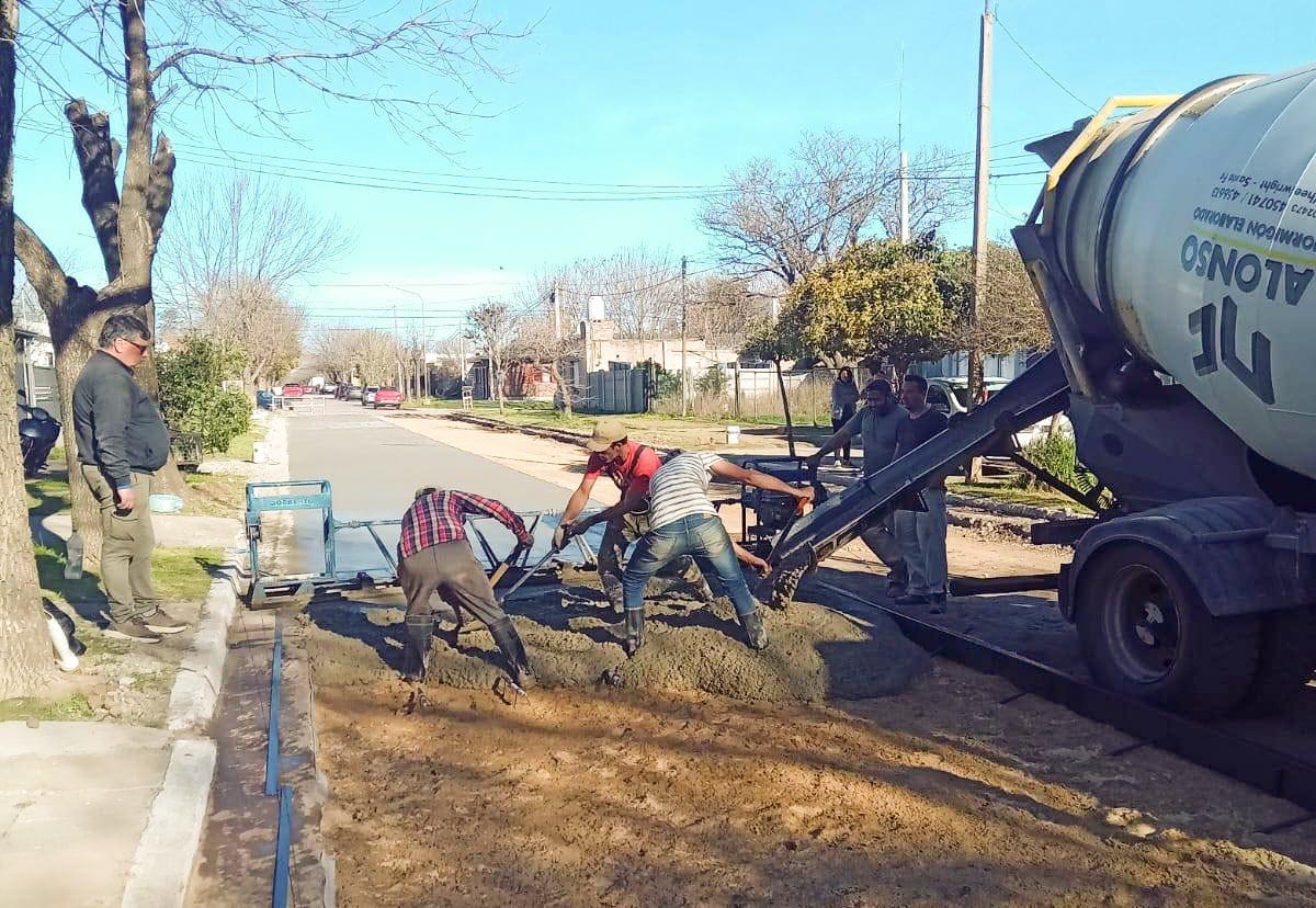 Wheelwright: Avanzan obras viales de hormigón, banquinas y cordón cuneta