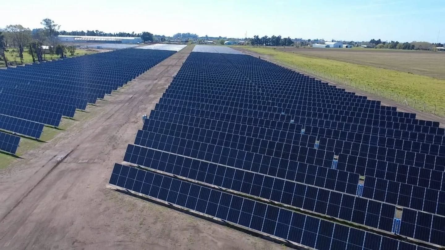 Firmat lidera el camino hacia un futuro sostenible con el primer parque solar de la región