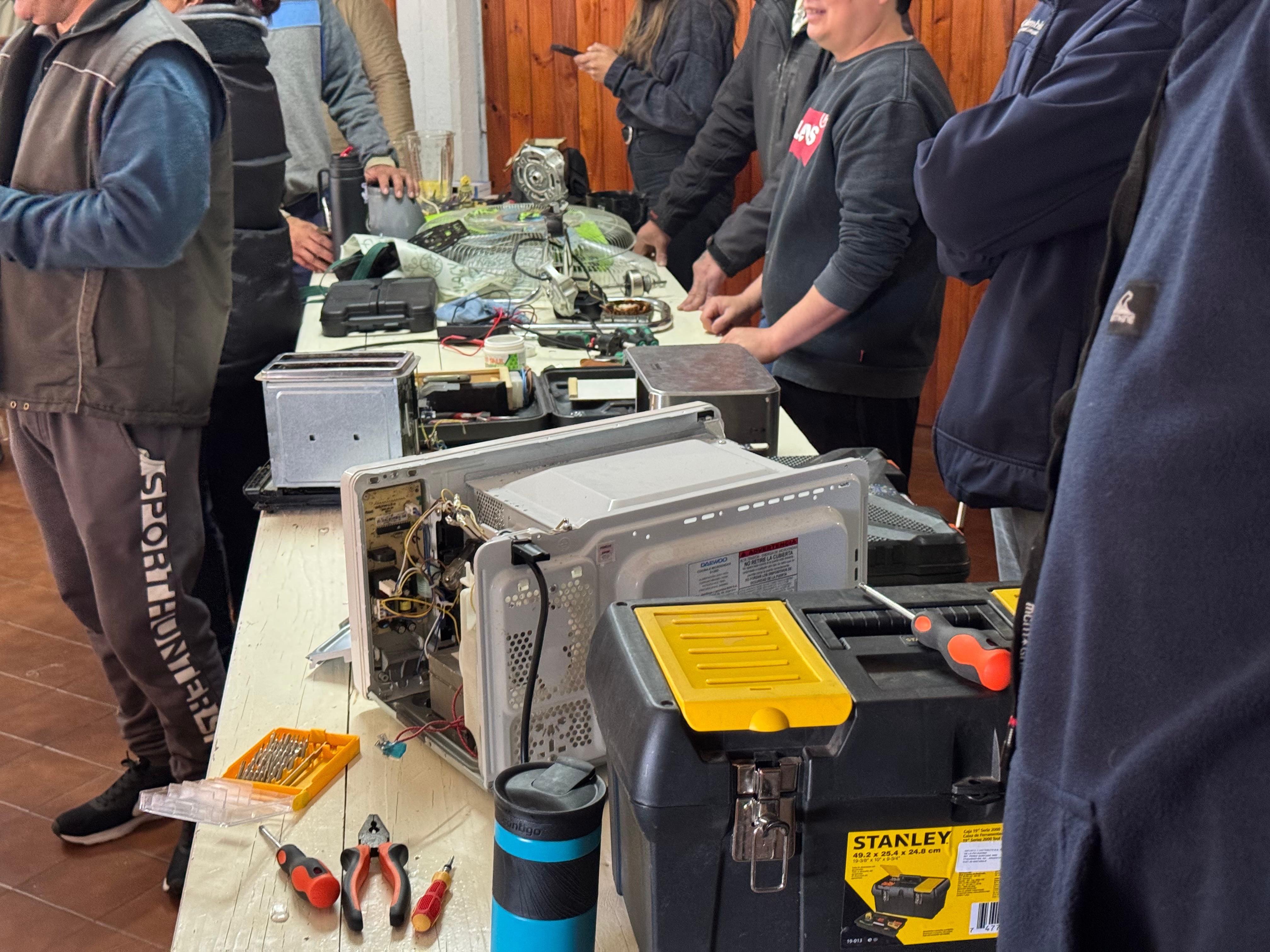 Di Gregorio acompañó el cierre del curso de reparación de electrodomésticos y presentó nueva propuesta