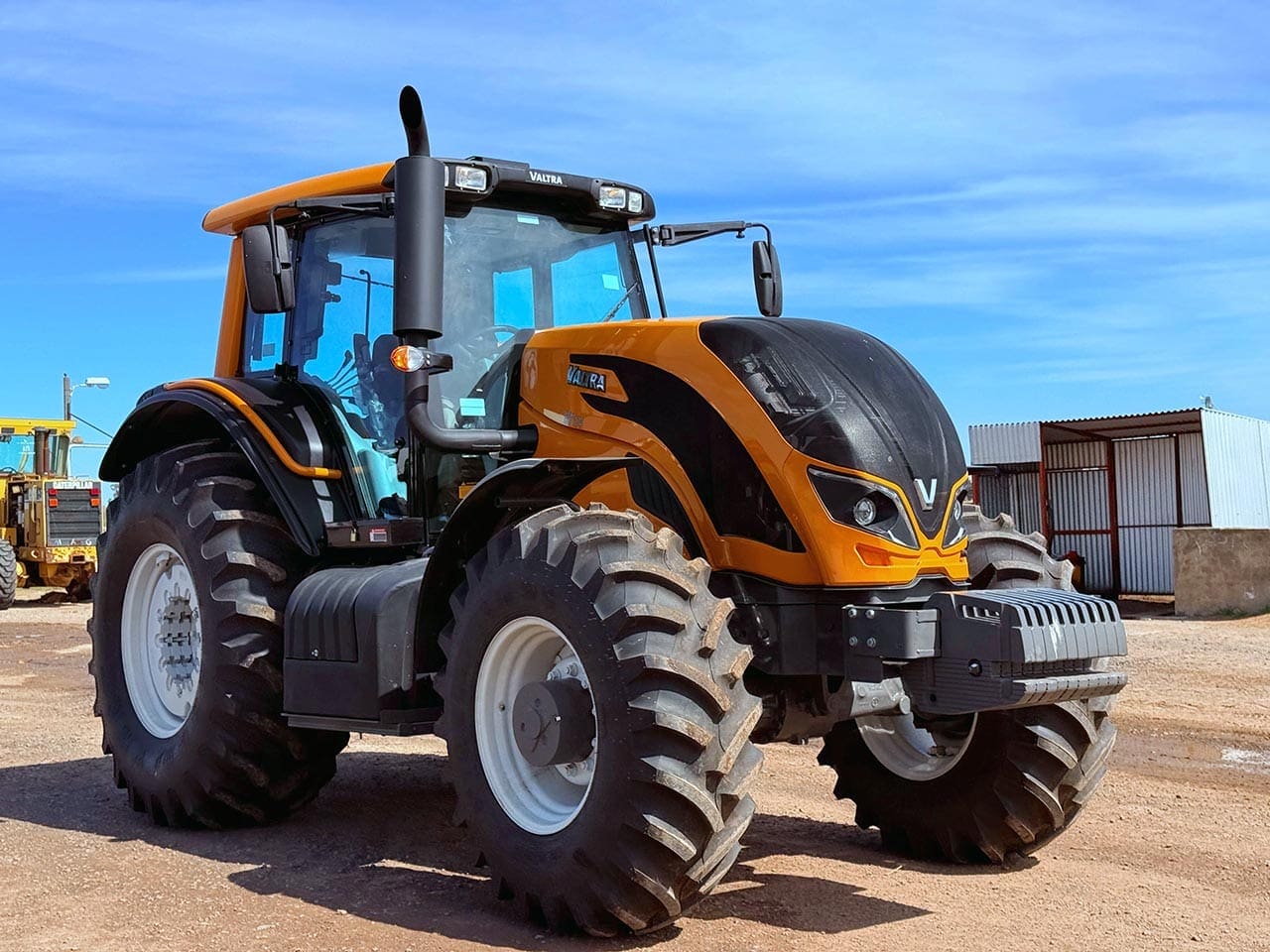 María Teresa incorporó un tractor de última generación para fortalecer el mantenimiento de los caminos rurales