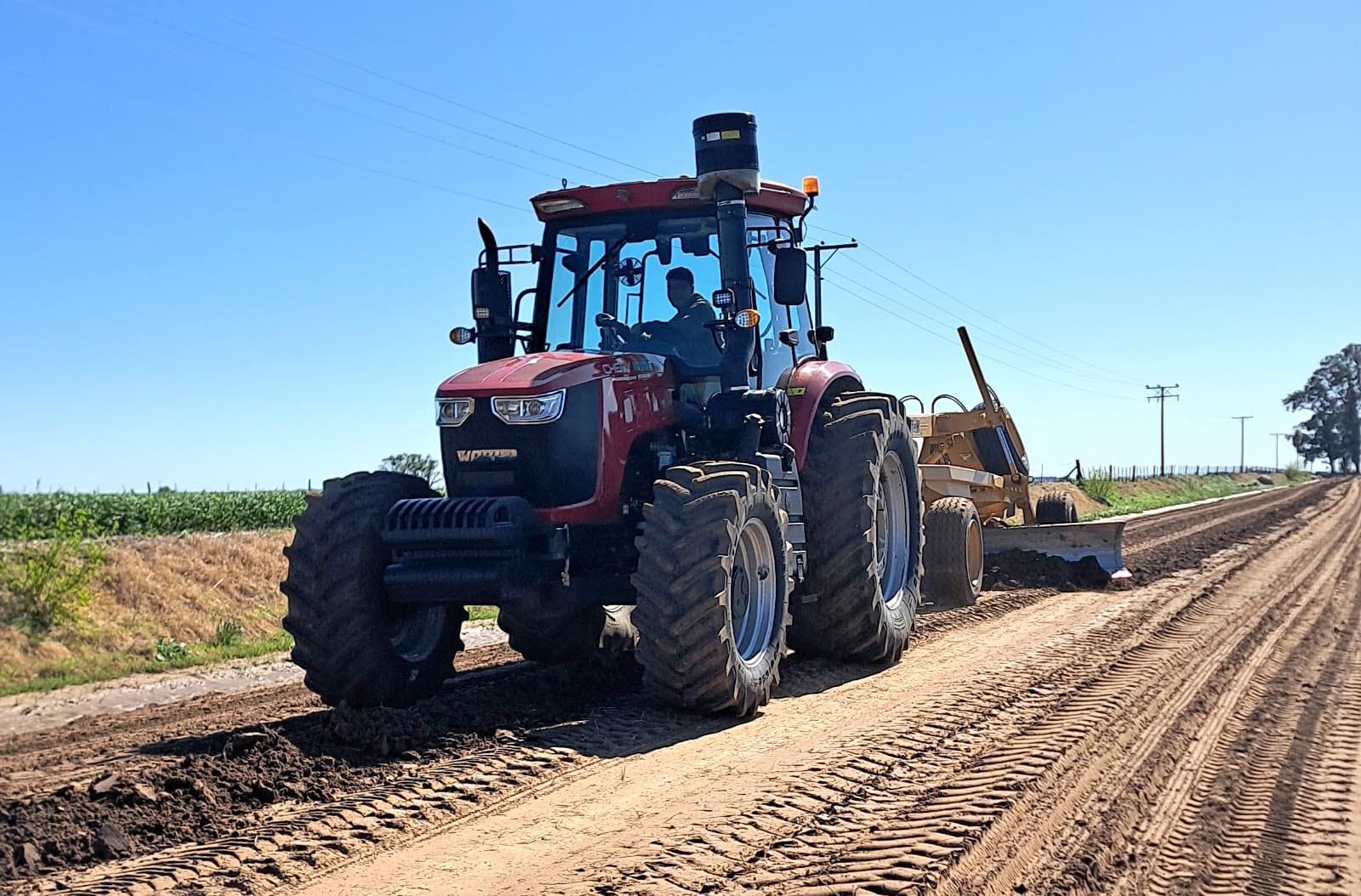 Villa Cañás: Mantenimiento de caminos rurales y colocación de tubos