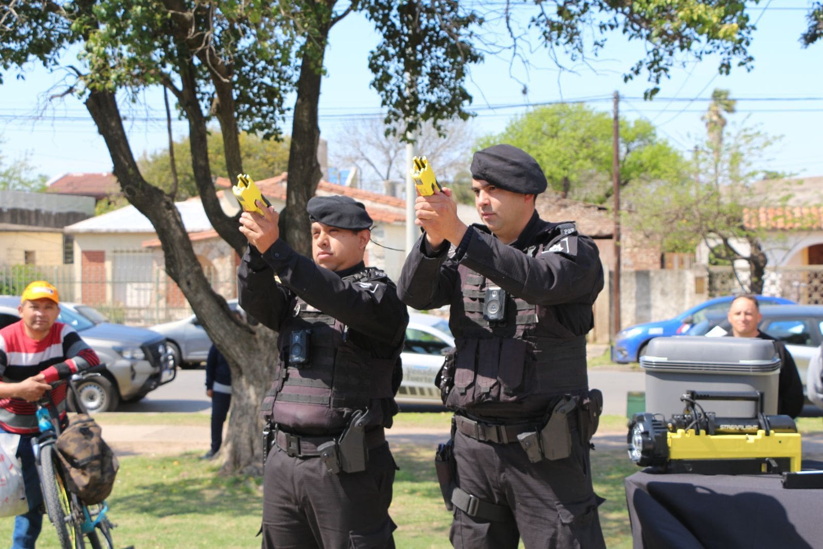 Provincia entregó pistolas Taser y un minibús para tareas de investigación en el departamento General López
