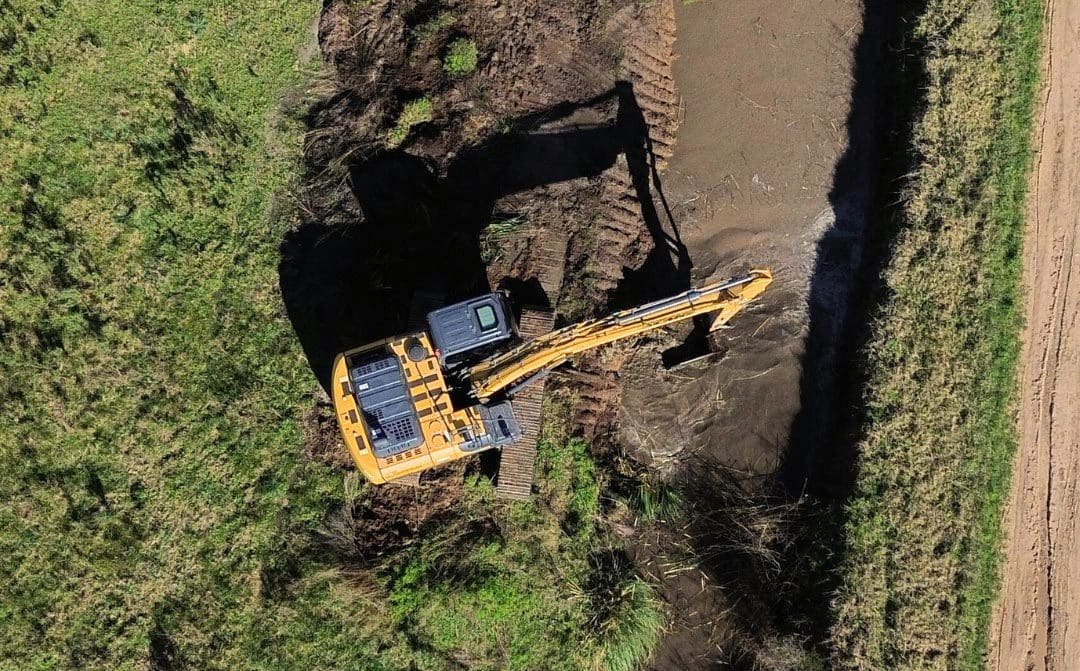 Santa Isabel: La Comuna avanza con la limpieza de canales para prevenir anegamientos