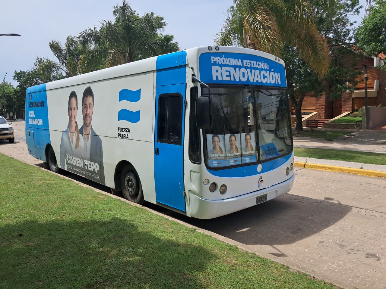 El bondi de la renovación en Villa Cañás: Fuerza Patria recorre la provincia con la candidatura de Caren Tepp