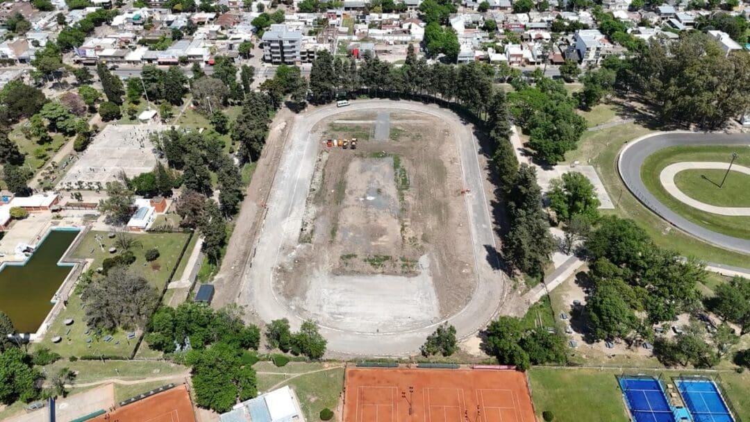 Venado Tuerto: Enrico anunció que la nueva pista de atletismo del Parque Municipal estará lista en Febrero Venado Tuerto: Enrico anunció que la nueva pista de atletismo del Parque Municipal estará lista en Febrero