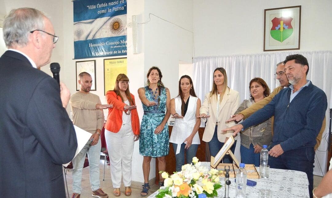 El Intendente Gizzi, el gabinete y concejales juraron la nueva Constitución de Santa Fe El Intendente Gizzi, el gabinete y concejales juraron la nueva Constitución de Santa Fe