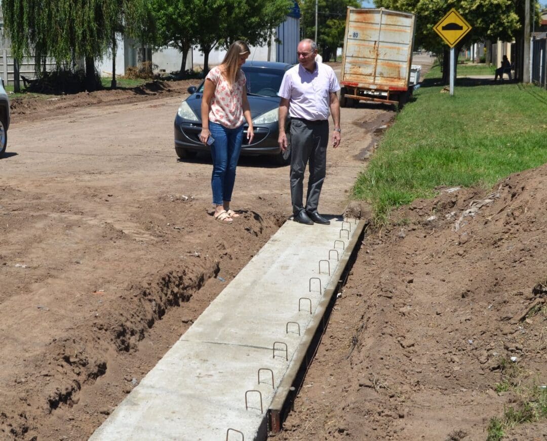 Villa Cañás: El municipio continúa con obras de cordón cuneta Villa Cañás: El municipio continúa con obras de cordón cuneta
