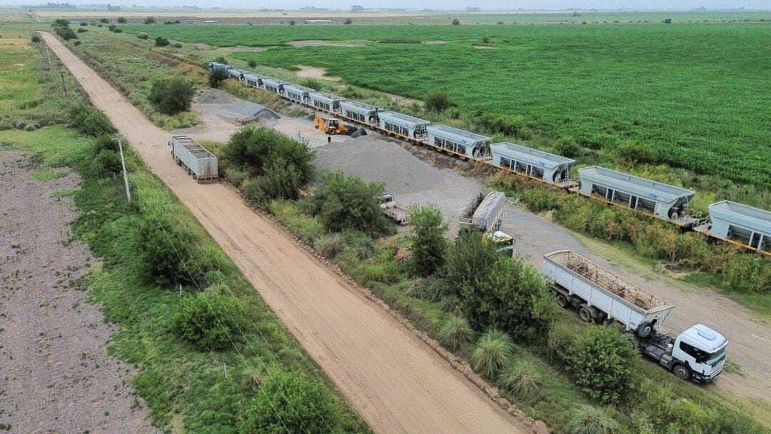 Santa Isabel y María Teresa avanzan con un operativo conjunto para mejorar caminos rurales Santa Isabel y María Teresa avanzan con un operativo conjunto para mejorar caminos rurales