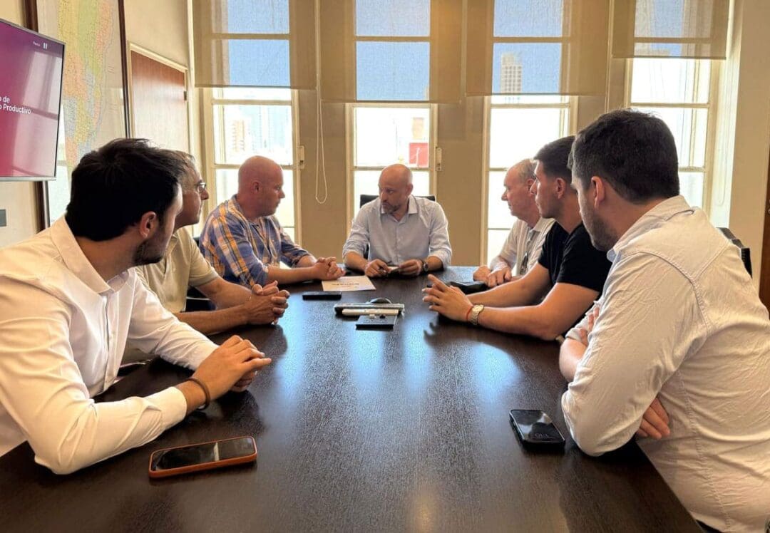 Villa Cañás: El intendente Gizzi firmó un convenio para el mejorado del camino al Balneario Villa Cañás: El intendente Gizzi firmó un convenio para el mejorado del camino al Balneario