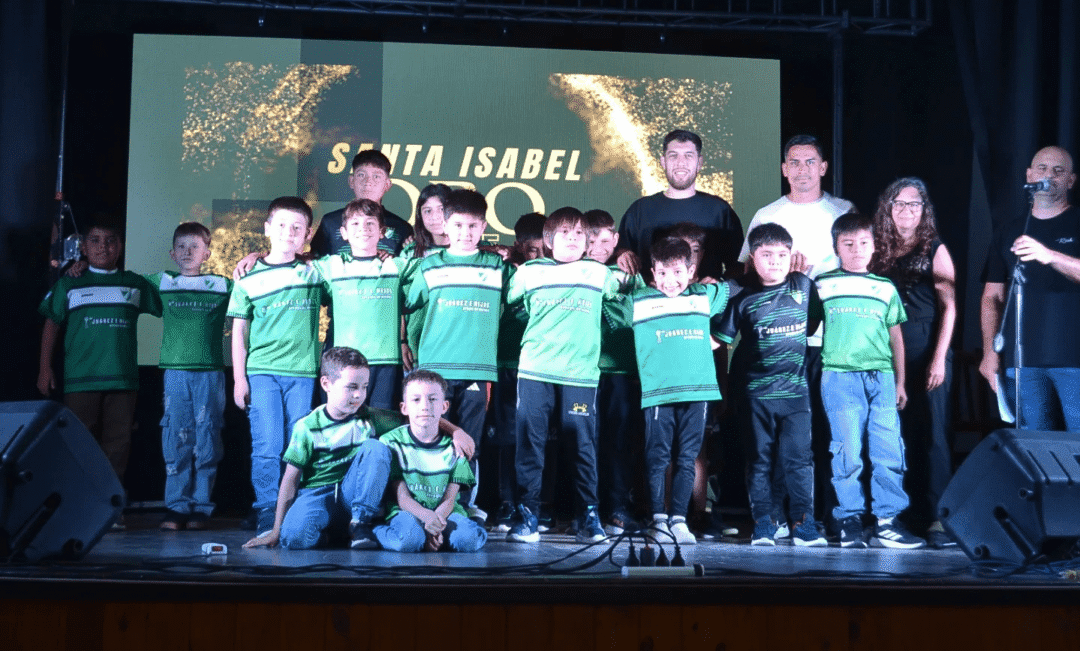 Santa Isabel celebró su Fiesta del Deporte con reconocimientos a clubes y deportistas Santa Isabel celebró su Fiesta del Deporte con reconocimientos a clubes y deportistas