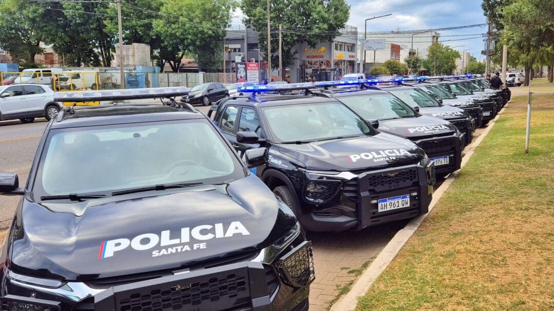 La Provincia entregó 18 nuevas camionetas policiales para el Departamento General López