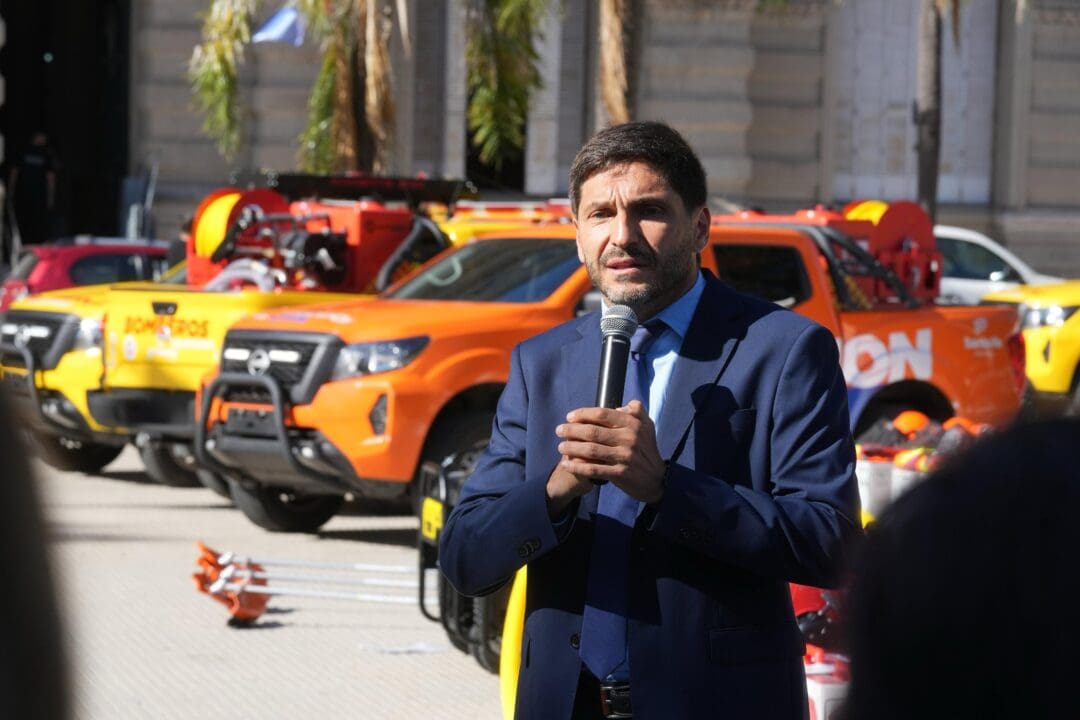 Pullaro entregó nuevo equipamiento a los Bomberos Voluntarios