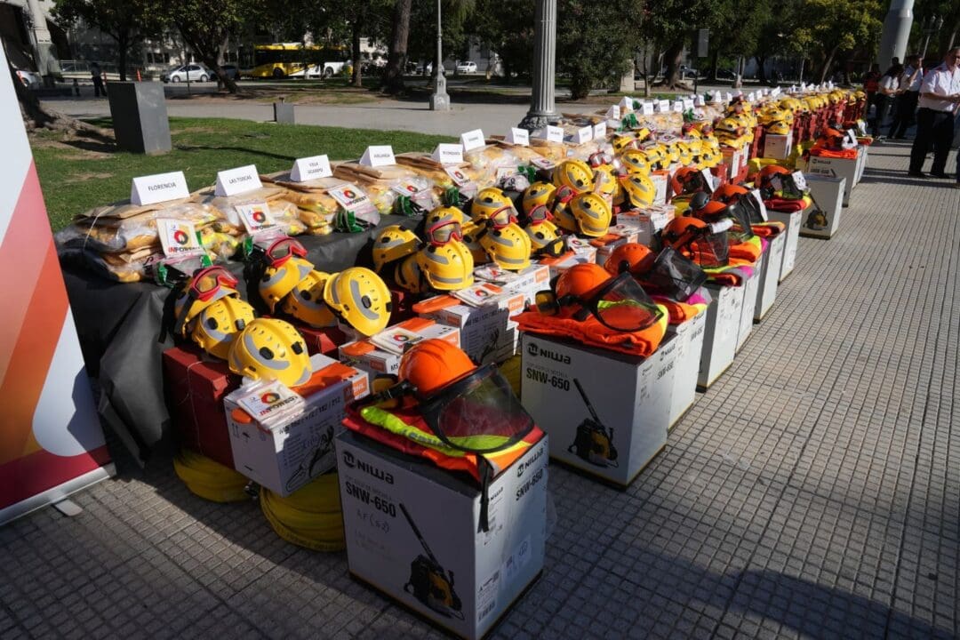 Pullaro entregó nuevo equipamiento a los Bomberos Voluntarios Pullaro entregó nuevo equipamiento a los Bomberos Voluntarios